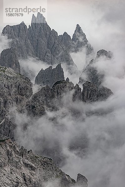 Zerklüftete Felsnadeln  Gipfel der Cadini di Misurina  nebelverhangene Berge  Sextner Dolomiten  Südtirol  Südtirol  Italien  Europa