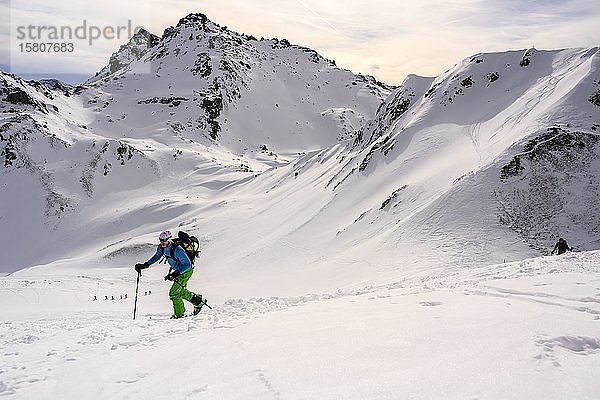 Skitourengeher im Schnee  rechts Mölser Sonnenspitze  links Klammspitzen  Wattentaler Lizum  Tuxer Alpen  Tirol  Österreich  Europa
