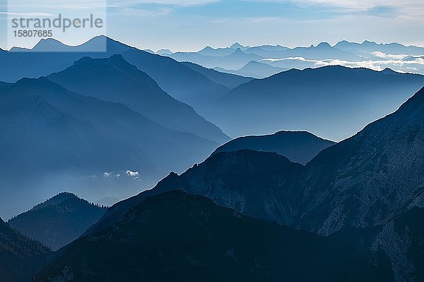 Blaue Stunde mit Lechtaler Alpen und kleinen Wolken  Berwang  Lechtal  Außerfern  Tirol  Österreich  Europa