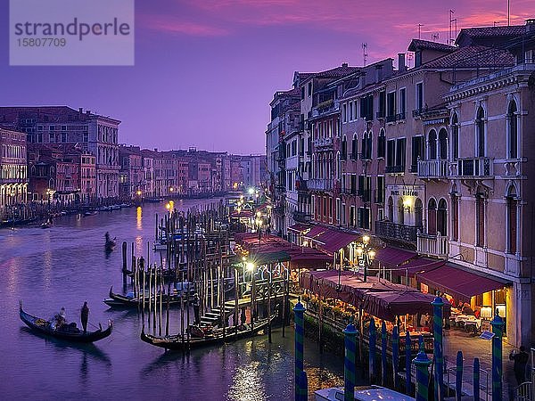 Blick von der Rialto-Brücke auf den Canal Grande mit Gondoliere bei Sonnenuntergang  Venedig  Italien  Europa