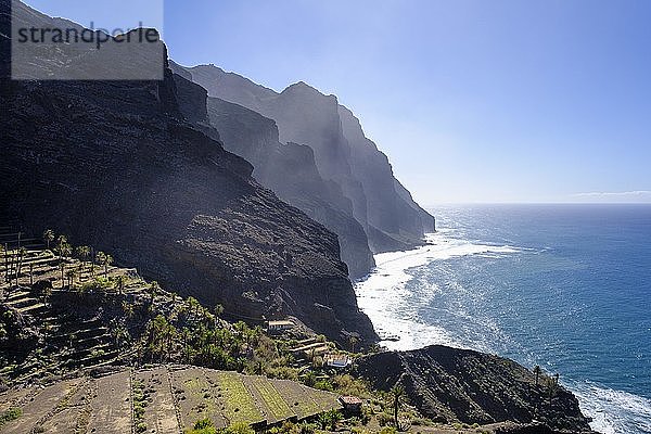 Terrassenfelder und Dunst an der zerklüfteten Küste bei Taguluche  La Gomera  Kanarische Inseln  Spanien  Europa