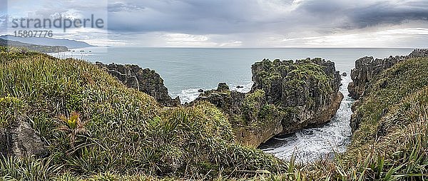 Bucht mit Sandsteinfelsen  Felsformation Pancake Rocks  Paparoa National Park  Punakaiki  Westküste  Südinsel  Neuseeland  Ozeanien