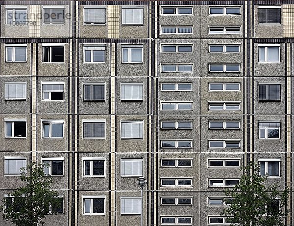 Fassade eines Mehrfamilienhauses  Berlin  Deutschland  Europa