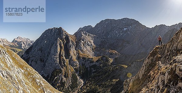 Bergsteiger mit Kletterhelm steht auf einem Felsvorsprung  Wanderweg zur Ehrwalder Sonnenspitze  Ehrwald  Mieminger Kette  Tirol  Österreich  Europa