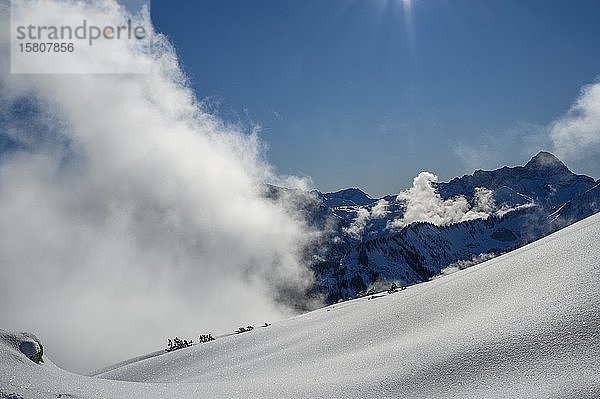 Verschneite Landschaft mit Wolken und Allgäuer Alpen  Ritzlern  Kleinwalsertal  Vorarlberg  Österreich  Europa