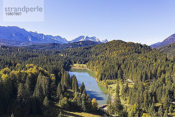 Grubsee und Wettersteinmassiv  bei Krün  Werdenfelser Land  Drohnenaufnahme  Oberbayern  Bayern  Deutschland  Europa
