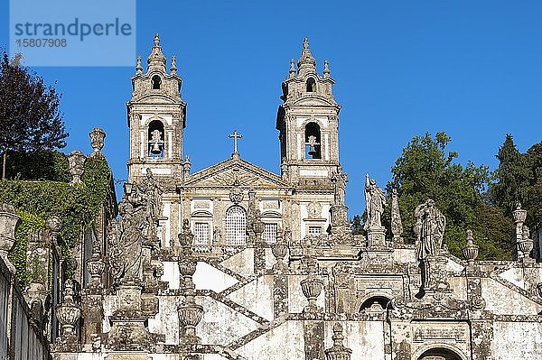 Santuario do Bom Jesus do Monte  Heiligtum des Guten Jesus vom Berg  Kirche und Treppe der fünf Sinne  Tenoes  Braga  Minho  Portugal  Europa