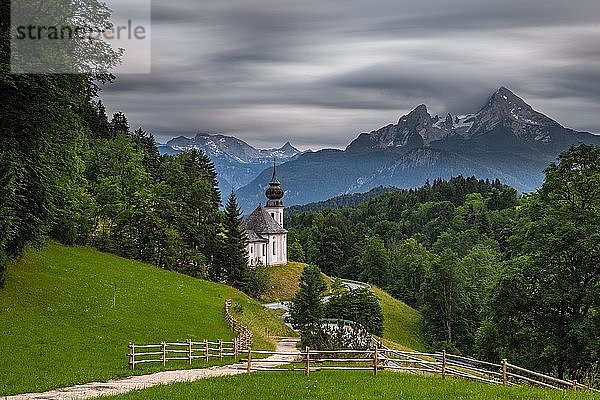 Kapelle Maria Gern mit Watzmann im Hintergrund  Berchtesgaden  Oberbayern  Bayern  Deutschland  Europa