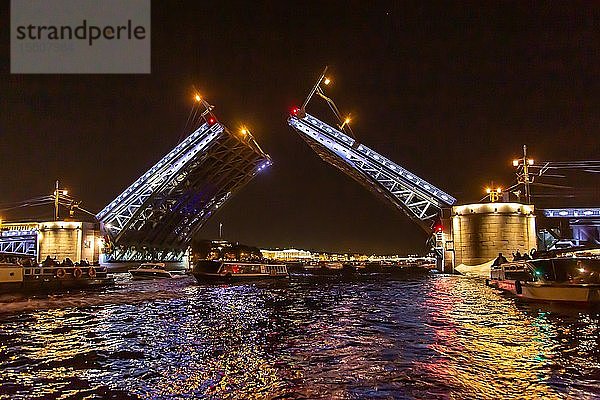 Geöffnete Schlossbrücke über die Newa bei Nacht  St. Petersburg  Russland  Europa
