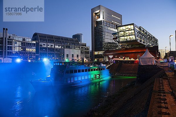 Düsseldorfer Hafen bei Nacht mit Partyschiff  Düsseldorf  Deutschland  Europa