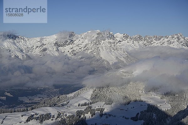 Blick vom Gipfel der Hohen Salve auf den verschneiten Wilden Kaiser  Kitzbüheler Alpen  Tirol  Österreich  Europa