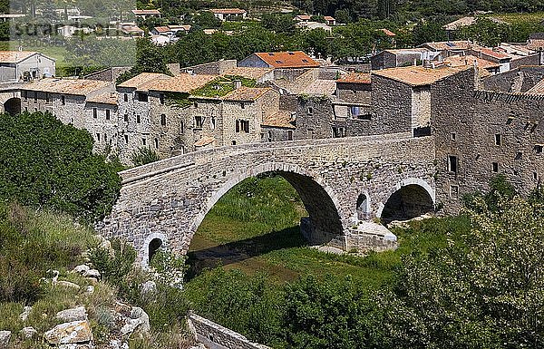 Dorfansicht mit Pont Vieux  Lagrasse  Weinanbaugebiet Corbieres  Departement Aude  Languedoc-Roussillon  Frankreich  Europa