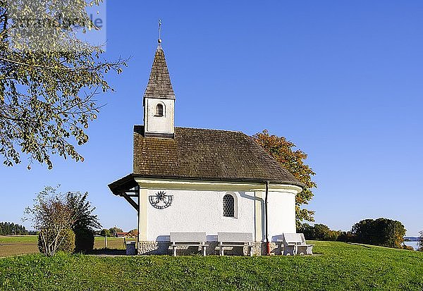 Rosa Mystische Kapelle in Schalchen  bei Gstadt am Chiemsee  Chiemgau  Oberbayern  Bayern  Deutschland  Europa