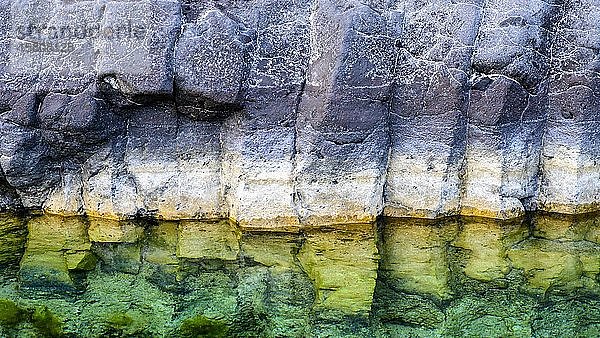 Zu Säulen geformte Basaltsteine an einer Steilküste am Atlantischen Ozean  La Palma  Kanarische Inseln  Spanien  Europa