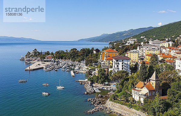 Stadtansicht mit Yachthafen  Opatija  Kvarner Bucht  Kroatische Adria  Istrien  Kroatien  Europa