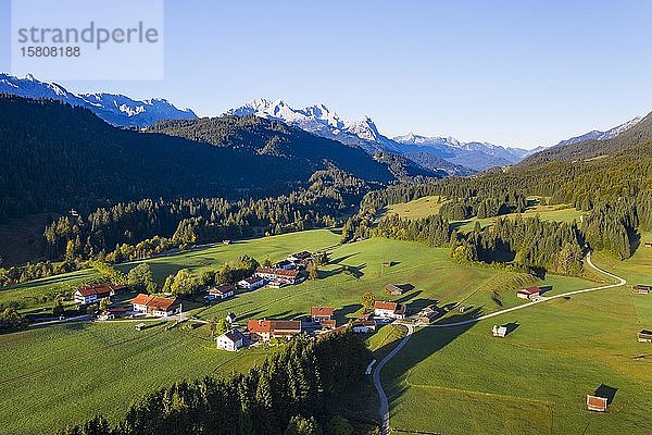 Gerold bei Krün und Wettersteinmassiv  Werdenfelser Land  Drohnenaufnahme  Oberbayern  Bayern  Deutschland  Europa