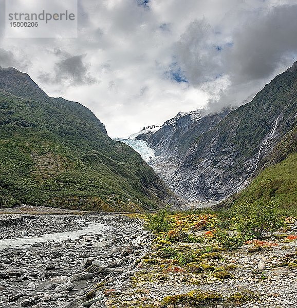 Gletscherfluss Waiho River  hinter der Gletscherzunge des Franz Josef Glacier  Westküste  Südinsel  Neuseeland  Ozeanien
