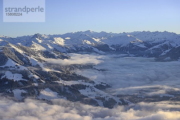 Blick von der Hohen Salve ins Windautal  Bergpanorama im Winter  Wolkendecke im Tal  Skigebiet SkiWelt Wilder Kaiser Brixental  Brixen im Thale  Tirol  Österreich  Europa