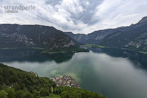 Blick von oben auf Hallstatt mit Kirche und Hallstätter See  Salzkammergut  Kulturlandschaft Hallstatt-Dachstein Salzkammergut  Oberösterreich  Österreich  Europa