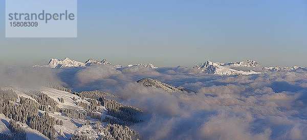 Blick von der Hohen Salve  rechts Kitzbühler Horn  links Loferer Steinberge  Bergpanorama im Winter  Berggipfel ragen aus der Wolkendecke  SkiWelt Wilder Kaiser Brixental  Brixen im Thale  Tirol  Österreich  Europa