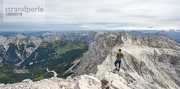 Wanderer auf dem Gipfel der Birkkarspitze  Hinterautal-Vomper Kette  Karwendel  Tirol  Österreich  Europa
