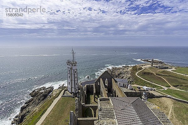 Blick vom Leuchtturm Saint Mathieu auf den Militärleuchtturm und die Ruinen der Abtei  Plougonvelin  Département Finistère  Frankreich  Europa