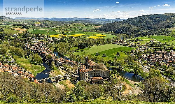 Mäander des Flusses Allier  Dorf Lavoute-Chilhac  Departement Haute Loire  Auvergne-Rhone-Alpes  Frankreich  Europa