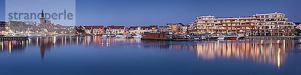 Panorama  Stadthafen mit St. Marien Kirche und moderner Hotelanlage in der Abenddämmerung  Waren an der Müritz  Mecklenburgische Seenplatte  Mecklenburg-Vorpommern  Deutschland  Europa