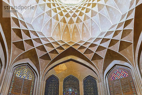 Pavillon unter dem Windfang und den bunten Glasfenstern  Dolat Abad Garten  Yazd  Iran  Asien