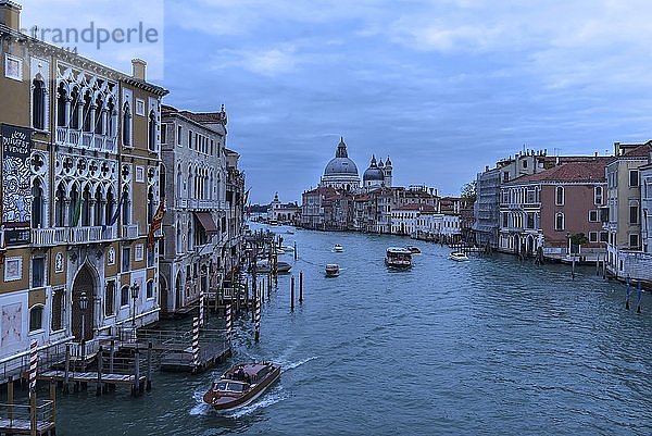 Canal Grande mit Bick auf Santa Maria Della Salute  Venedig  Venetien  Italien  Europa