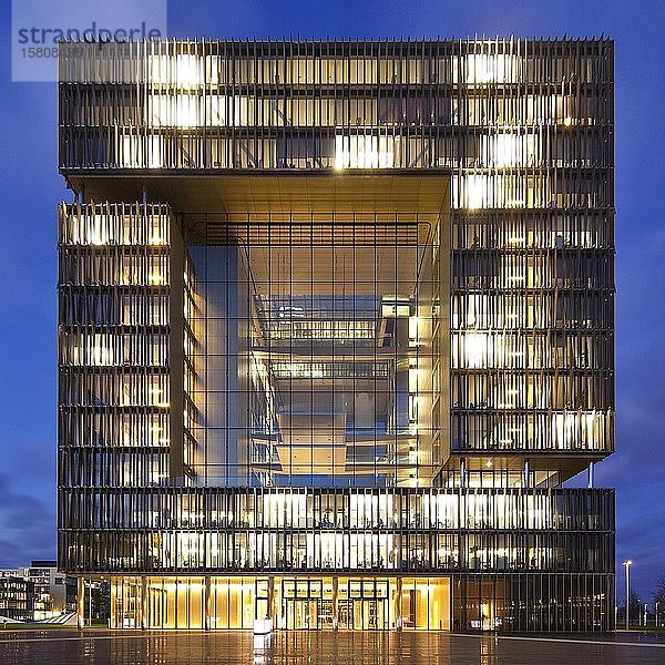 ThyssenKrupp Konzernzentrale mit Gebäude Q1 in den Abendstunden  Essen  Ruhrgebiet  Nordrhein-Westfalen  Deutschland  Europa