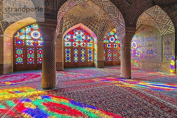Nasir-ol-Molk-Moschee  Lichtmuster von farbigen Glasmalereien  die den Iwan beleuchten  Shiraz  Provinz Fars  Iran  Asien