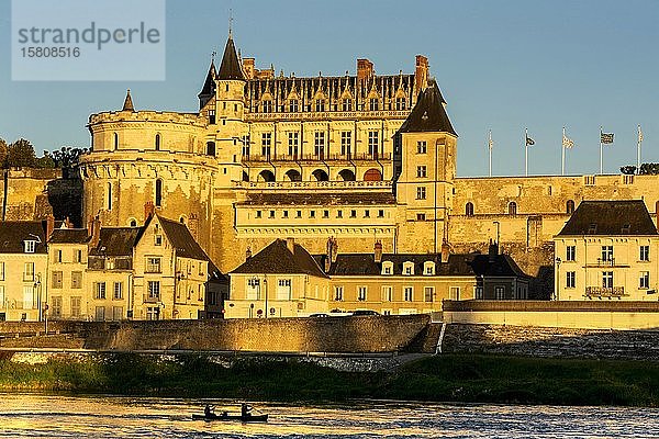 Renaissanceschloss von Amboise bei Sonnenuntergang  Loiretal  Unesco-Weltkulturerbe  Departement Indre et loire  Centre-Val de Loire  Frankreich  Europa