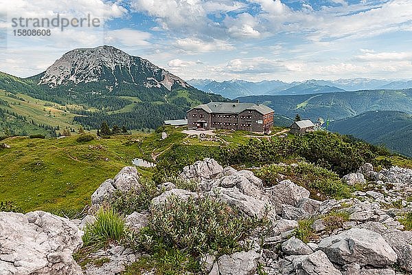 Blick auf die Hofpürglhütte mit Bergpanorama  Alpenvereinshütte  Dachsteingebirge  Salzkammergut  Oberösterreich  Österreich  Europa