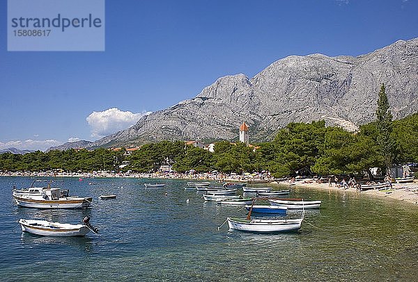 Dorfansicht mit Fischerbooten  Promajna  Biokovo-Gebirge  Makarska Riviera  Dalmatien  Kroatische Adriaküste  Kroatien  Europa