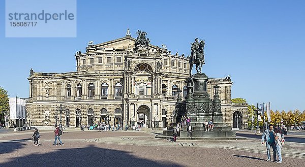 Semperoper und König-Johannes-Denkmal auf dem Theaterplatz  Dresden  Sachsen  Deutschland  Europa
