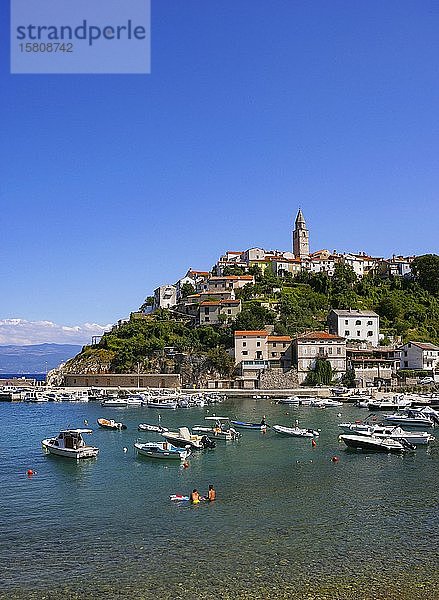 Blick vom Hafen auf die Altstadt  Vrbnik  Insel Krk  Bucht des Kvarner Golfs  Kroatische Adriaküste  Kroatien  Europa