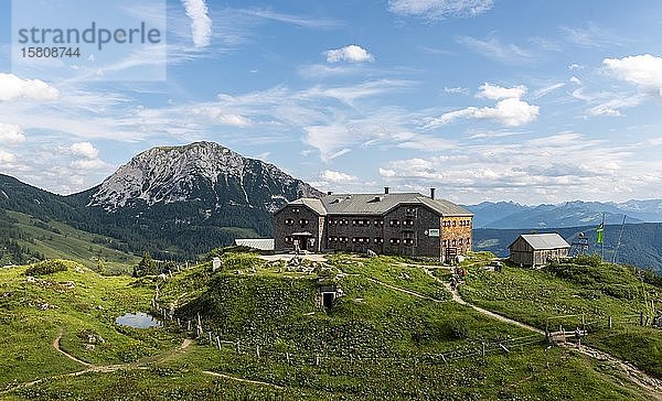 Blick auf die Hofpürglhütte  Alpenvereinshütte  Dachsteingebirge  Salzkammergut  Oberösterreich  Österreich  Europa