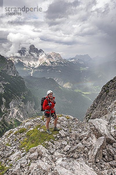 Junge Frau  Wanderin vor dem Monte Cristallo  Klettersteig Vandelli  Sorapiss Rundweg  Dolomiten  Belluno  Italien  Europa