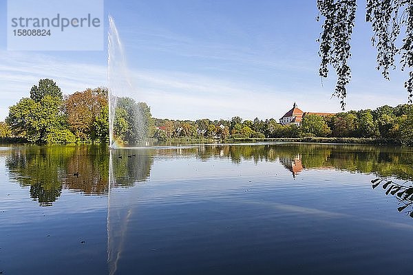 Großer Teich mit Springbrunnen  im Hintergrund Gymnasium  Borna  Sachsen  Deutschland  Europa