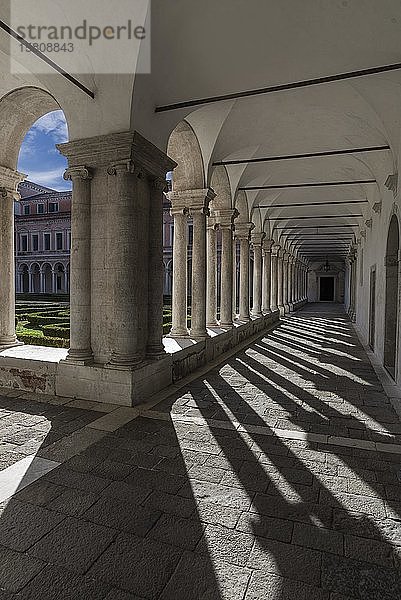 Kreuzgang des ehemaligen Benediktinerklosters Giorgio Cini auf der Insel San Giorgio Maggiore  Venedig  Venetien  Italien  Europa