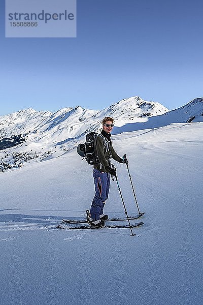 Skitourengeher im Schnee  hinter der Torspitze  Wattentaler Lizum  Tuxer Alpen  Tirol  Österreich  Europa