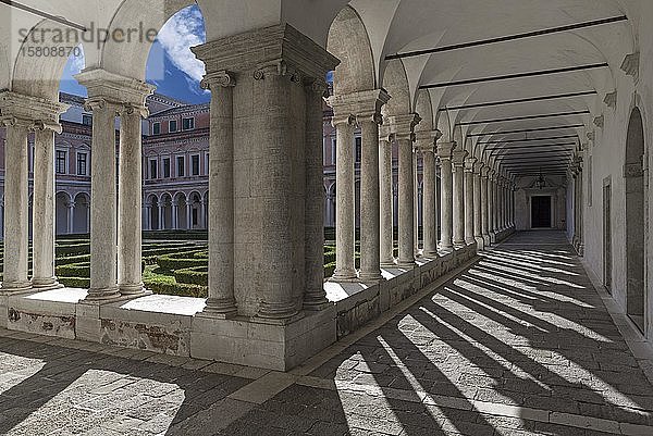 Kreuzgang des ehemaligen Benediktinerklosters Giorgio Cini auf der Insel San Giorgio Maggiore  Venedig  Venetien  Italien  Europa