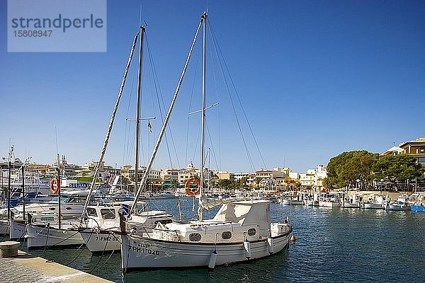 Promenade am Hafen mit Fischerbooten  Cala Ratjada  Mallorca  Balearen  Spanien  Europa