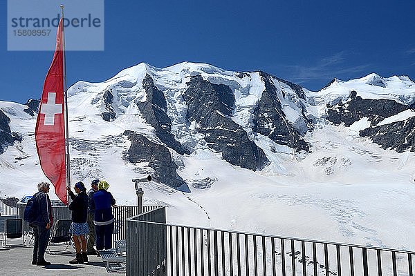 Blick auf das Skigebiet Diavolezza von der Panoramaterrasse der Bergstation  Morteratschgletscher mit Piz Palü  Pontresina  Engadin  Oberengadin  Graubünden  Schweiz  Europa