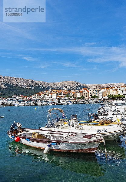 Promenade mit Fischerbooten  Baska  Insel Krk  Bucht des Kvarner Golfs  kroatische Adriaküste  Kroatien  Europa