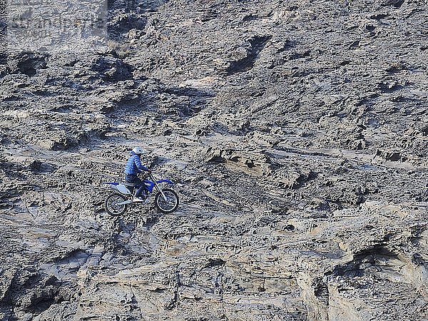 Motocross-Fahrer in steilen Felsen  Sardinien  Italien  Europa