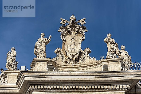 Wappen Alexanders VII. mit Statuen der Heiligen Katharina und der Heiligen Agnes auf der Nordkolonnade  Petersplatz  Vatikan  Rom  Italien  Europa