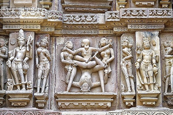 Skulpturen an den Wänden des Kandariya-Mahadeva-Tempels  bekannt als der Große Gott der Höhle  Khajuraho-Gruppe von Denkmälern  Bundesstaat Madhya Pradesh  Indien  Asien