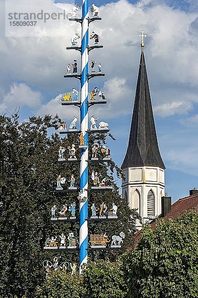 Maibaum mit Zunftzeichen  Glockenturm der neugotischen Pfarrkirche Mariä Himmelfahrt  Haag in Oberbayern  Oberbayern  Bayern  Deutschland  Europa